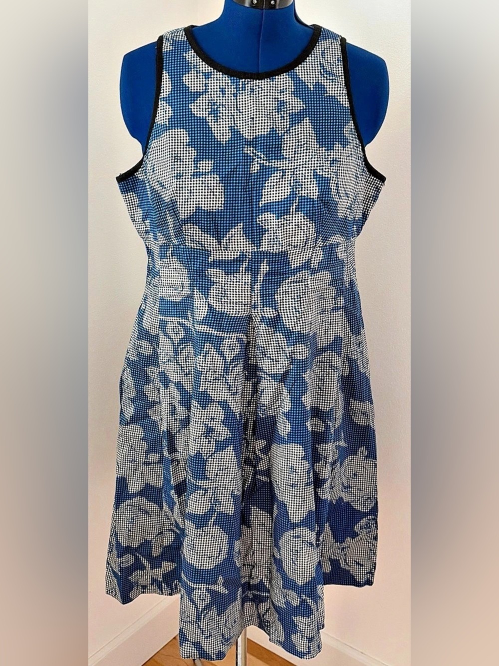 Maggy London Floral Mini Dress in Blue/Blue& White with packets. Size-16